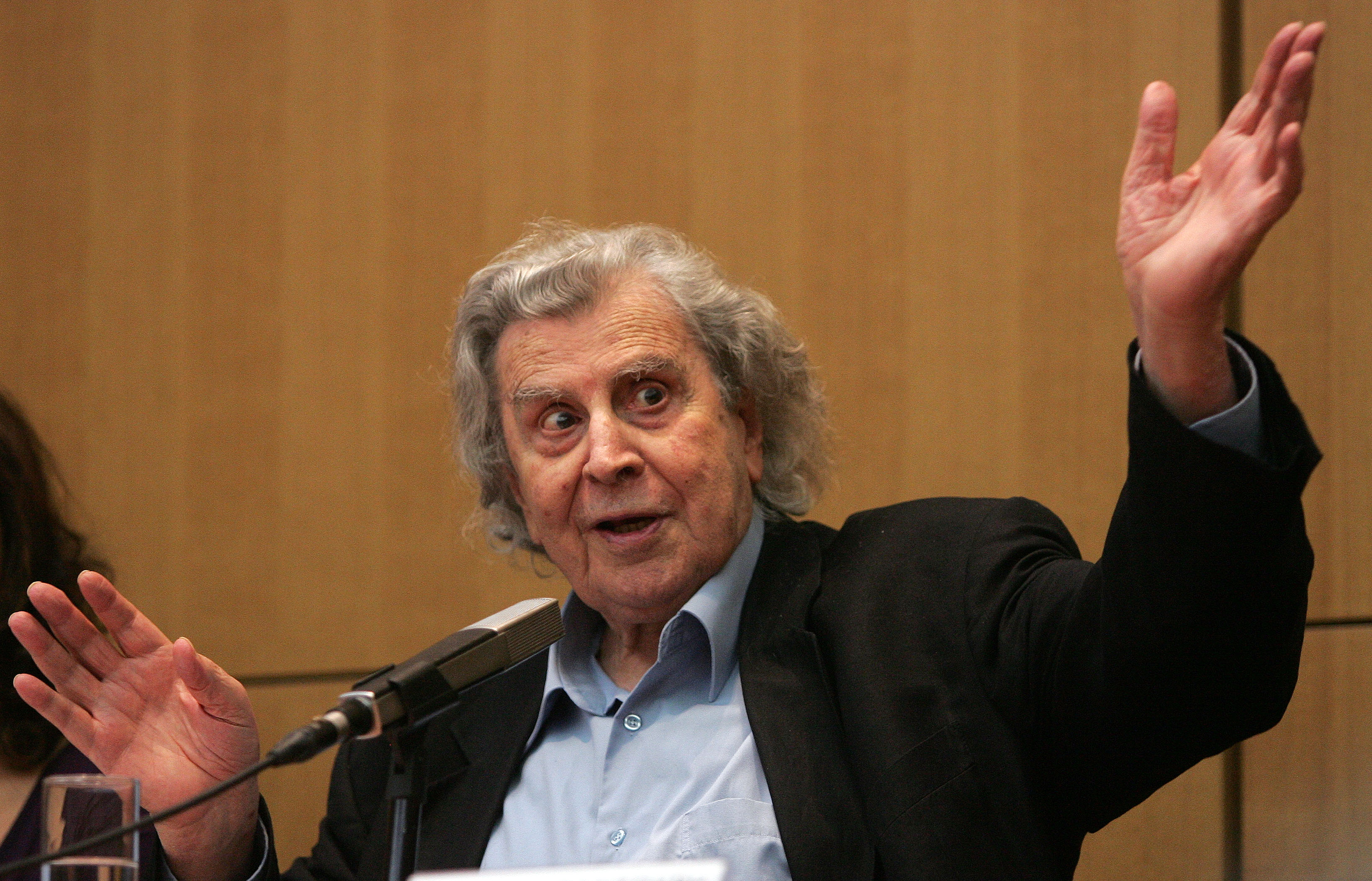 Το Ε.Ε.Α. Βραβεύει τον Μίκη Θεοδωράκη