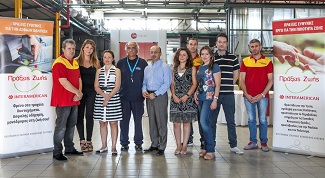 Η ομάδα οργάνωση της εκδήλωσης στο Car Point με τον Ιαβέρη.