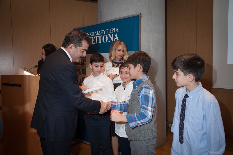 O Γεώργιος Φουφόπουλος, Επιθεωρητής Εθνικής Ασφαλιστικής, βραβεύει μαθητή.