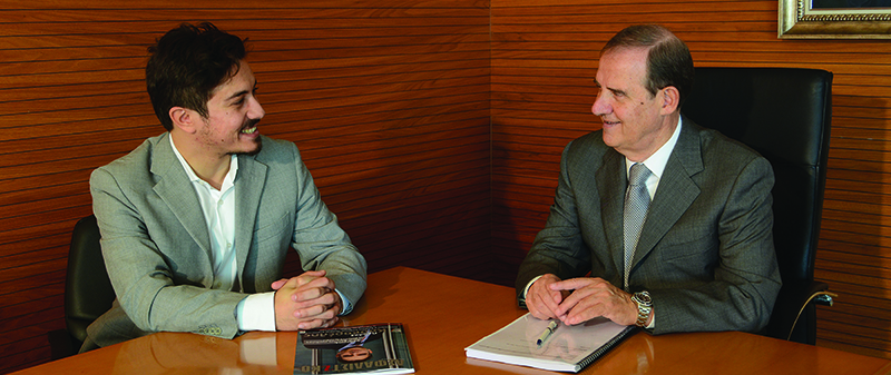 Ο Πρόεδρος & Διευθύνων Σύμβουλος της Aigaion κ. Νικόλαος Βελλιάδης μαζί με τον Αρχισυντάκτη του περιοδικού Νίκο Μωράκη 
