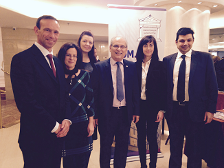 Ο πρόεδρος της ΠΟΜΙΔΑ, Στρατός Παραδιάς, με τα στελέχη της INTERAMERICAN κατά τη Γ.Σ. της ομοσπονδίας.