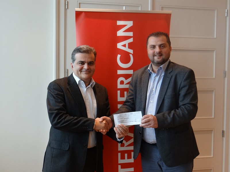 Ο Τ. Ηλιακόπουλος, γεν. διευθυντής της Anytime επιδίδει την επιταγή στον Γ. Πρωτόπαπα, διευθυντή των Χωριών SOS Ελλάδος.