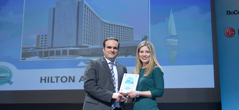 Ο κ. Μαντάς, LGE Hellas, Business Solutions Director, και η κα. Τορίμπαμπα, Communications Manager, Hilton Athens.