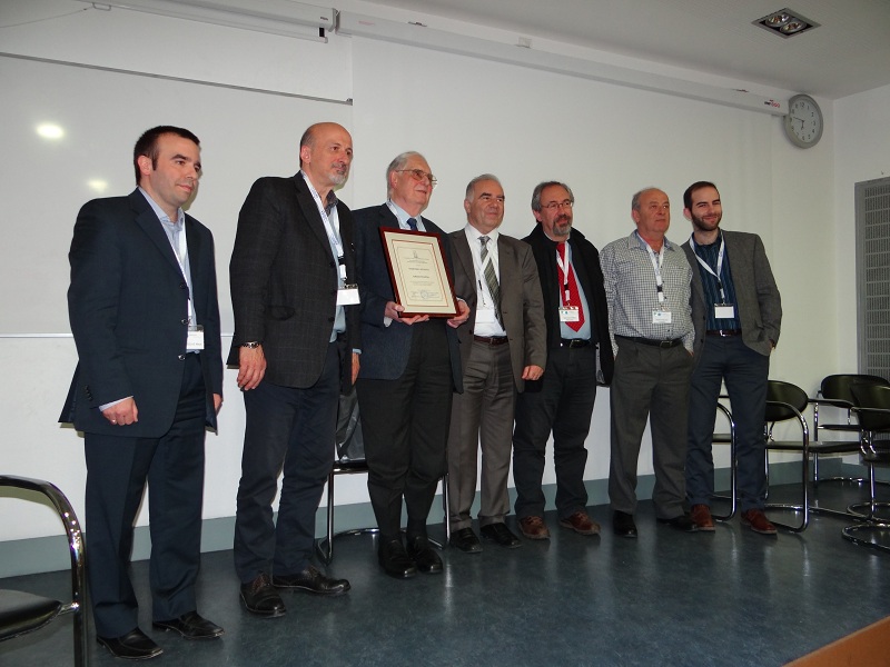 (από αριστερά) ο Δρ. Νίκος Τσότσολας, ο Καθηγητής Κωνσταντίνος Ζοπουνίδης, ο Τιμώμενος Bernard Roy, ο Καθηγητής Ιωάννης Σίσκος (Πρόεδρος της Ελληνικής Ομάδας ΠΑΑ), ο Καθηγητής Νικόλαος Ματσατσίνης, ο Καθηγητής Βασίλης Κώστογλου και ο Υποψήφιος Δρ Ελευθέριος Σίσκος, όλοι μέλη της Ελληνικής και Ευρωπαϊκής Ομάδας ΠΑΑ.