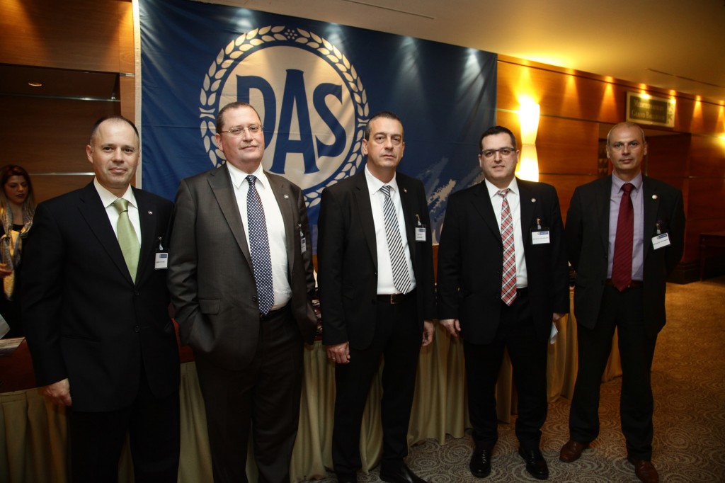 Επιθεωρητές πωλήσεων της D.A.S. Hellas (κ. Γ. Παυλίδης, κ. Π. Αλευρίδης, κ. Π. Κλειδωνάρης, κ. Χ. Παντουβάκης – δεξιά) με τον κ. Β. Τσελεμπάνη