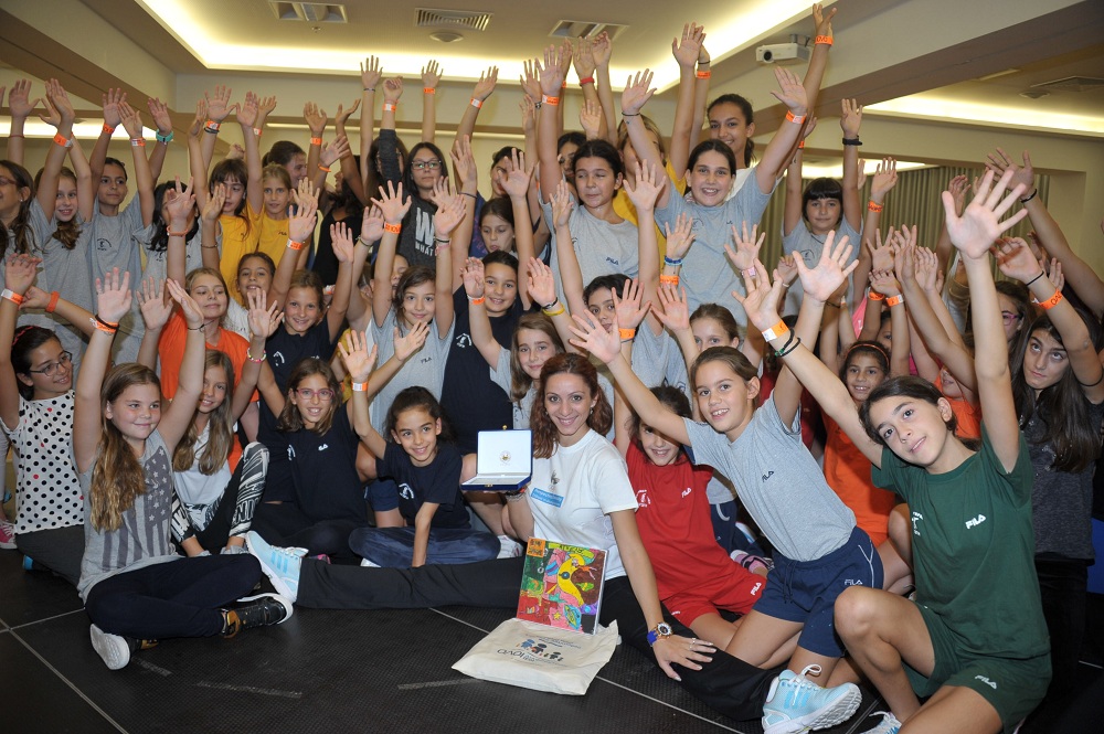 Η Εύα Χριστοδούλου, Ολυμπιονίκης στη ρυθμική γυμναστική, με τις μαθήτριες της Ελληνογερμανικής Αγωγής