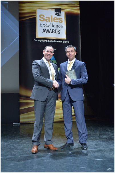 Ο Νίκος Μαγνησαλής, Agent Career Center Team Leader NN Hellas παραλαμβάνει το αργυρό βραβείο στην κατηγορία «Εκπαίδευση & Ανάπτυξη Πωλητών».