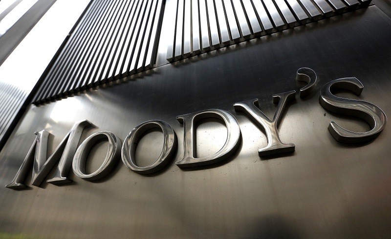 A Moody's sign is displayed on 7 World Trade Center, the company's corporate headquarters in New York, February 6, 2013. REUTERS/Brendan McDermid (UNITED STATES - Tags: BUSINESS) - RTR3DFKY