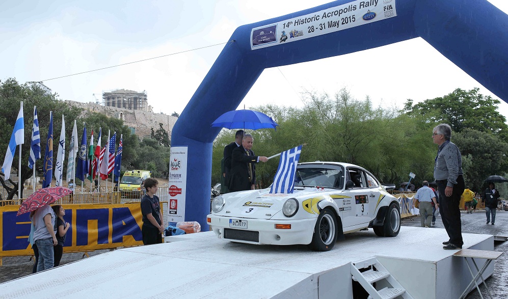 Ο κ. Ν. Μακρόπουλος δίνει την εκκίνηση.
