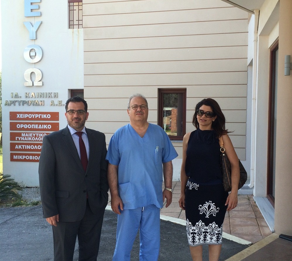 Ο Δρ. Γ. Αργυρούδης, το Διοικητικό Στέλεχος της INTERAMERICAN H. Μάλλιος και η συντονίστρια του γραφείου πωλήσεων της Εταιρείας στη Χίο, Στ. Επιτροπάκη.