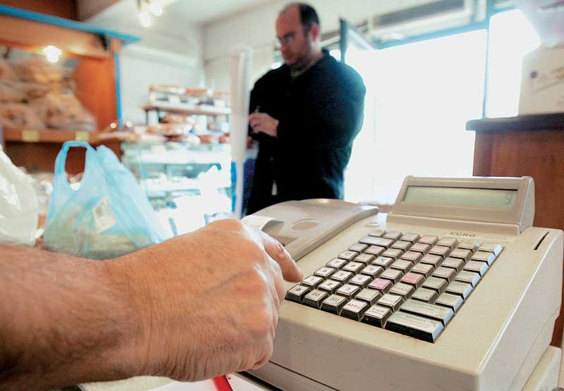 ΣΟΚ στην αγορά από την αύξηση του ΦΠΑ