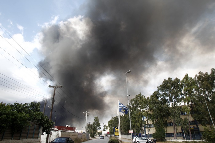 Πυκνός καπνός από τη μεγάλη πυρκαγιά που βρίσκεται σε εξέλιξη σε προαύλιο χώρο εργοστασίου ανακύκλωσης στην περιοχή Νέα Ζωή Ασπροπύργου, το Σάββατο 6 Ιουνίου 2015. Σύμφωνα με την Πυροσβεστική Υπηρεσία, η φωτιά ξέσπασε το μεσημέρι, από ξερά χόρτα που βρίσκονται δίπλα στο εργοστάσιο. Καίγονται μεγάλες ποσότητες πλαστικών και χαρτιών. Στο σημείο επιχειρούν 25 οχήματα με 50 πυροσβέστες. ΑΠΕ-ΜΠΕ/ΑΠΕ-ΜΠΕ/ΑΛΕΞΑΝΔΡΟΣ ΒΛΑΧΟΣ