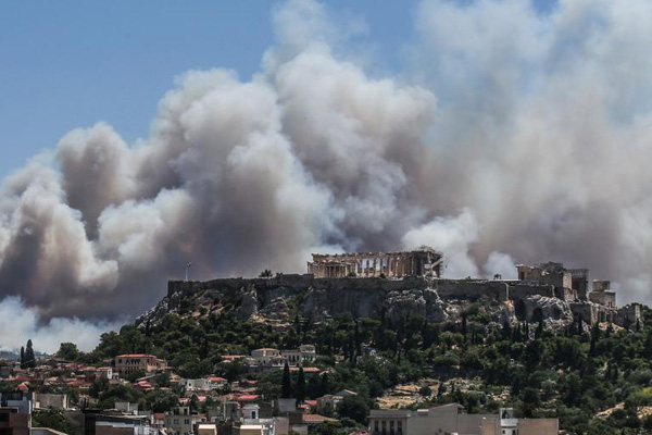 Σε πύρινο κλοιό η χώρα – Καίγονται Υμηττός και Νεάπολη Λακωνίας