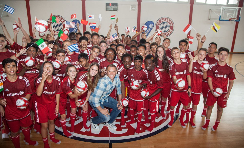 Οι συμμετέχοντες με τον αστέρα της FC Bayern Munich, Manuel Neuer.