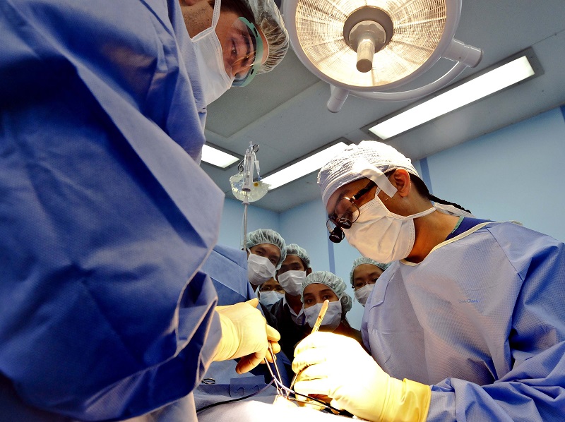 Γιατρός χρέωσε ασφαλιστικές με $150 εκατ. κάνοντας περιττές επεμβάσεις