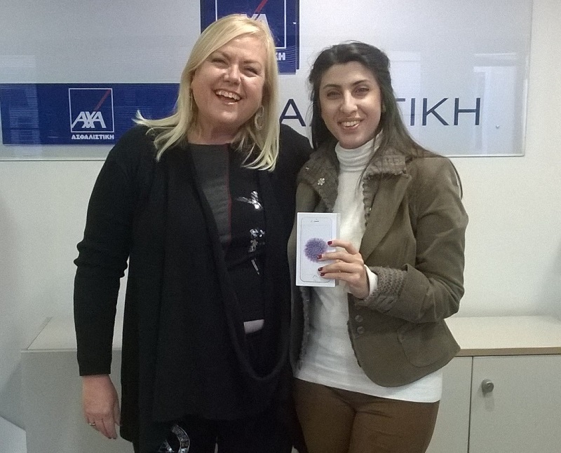 Η κ. Θάλεια Ανδριοπούλου (Αριστερά, Συνεργάτιδα Αποκλειστικού Δικτύου ΑΧΑ) παραδίδει το iPhone 6 στην πελάτισσά της κ. Ευριδίκη – Χαρίκλεια Φίλια.