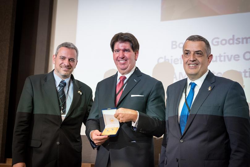 Απονομή δώρου στον κ. Mark M.Rooney