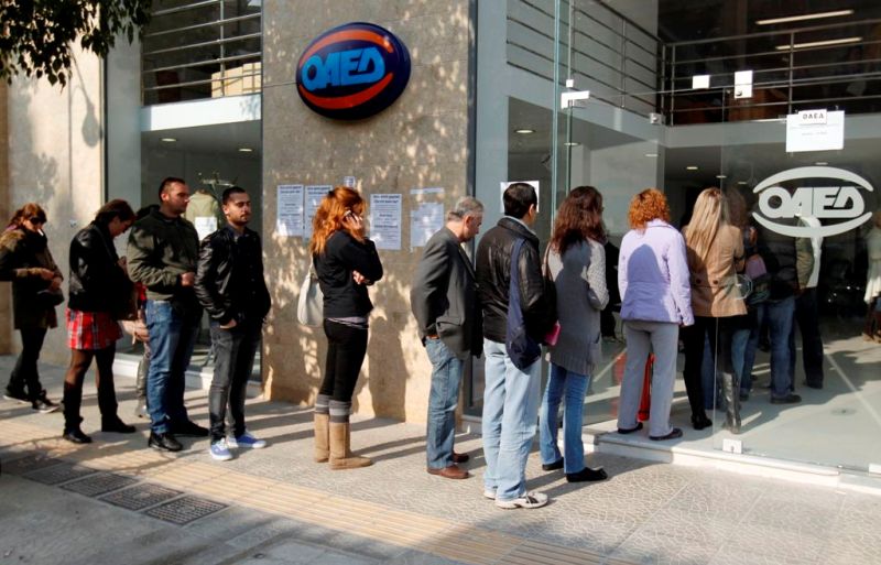 Jobless Greeks wait in line outside an unemployment bureau in Athens November 22, 2011. Greece's jobless rate hit a record high of 18.4 percent in August, with the number of unemployment rising to 907,953, about 48% up from 2010.     REUTERS/Yiorgos Karahalis (GREECE - Tags: POLITICS BUSINESS EMPLOYMENT)