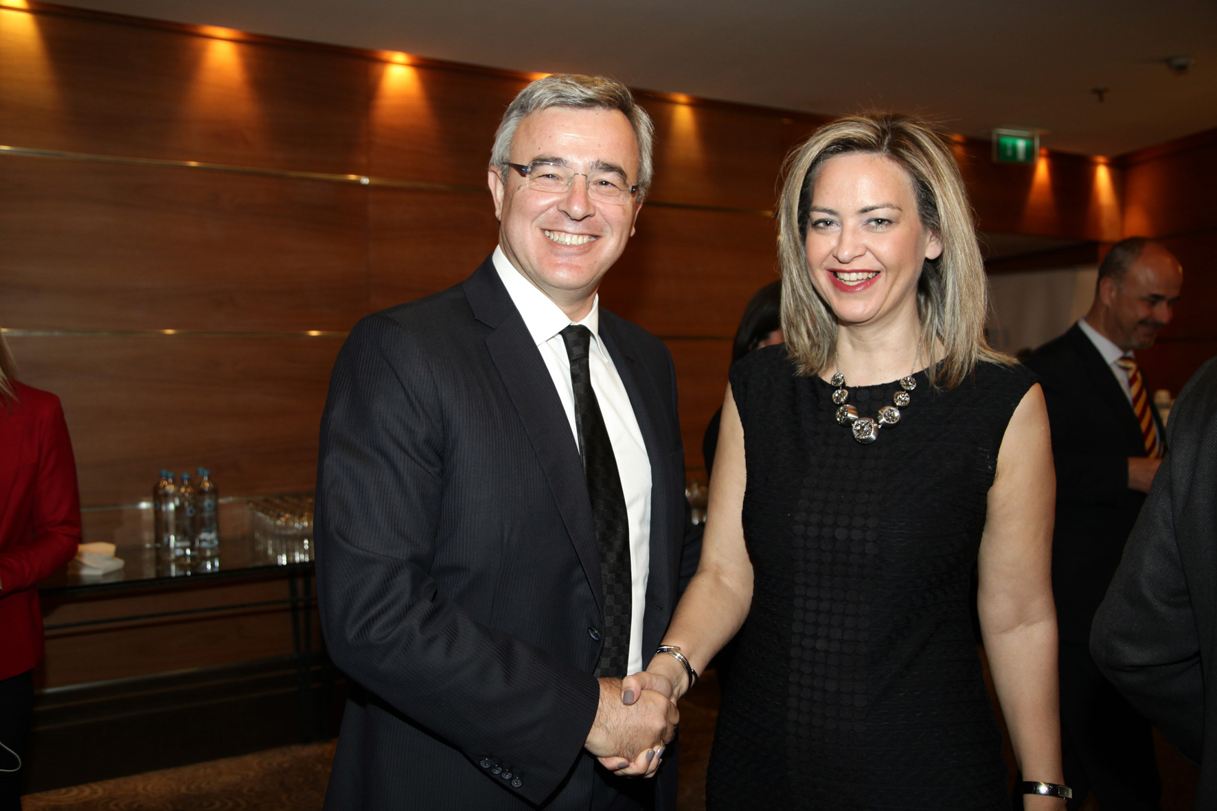 κα Νάντια Σταυρογιάννη, Διευθύνουσα Σύμβουλος της D.A.S. Hellas με τον κ. Νικόλαο Κανελλόπουλο, Γραμματέα του Οργανισμού Προώθησης Εναλλακτικών Μεθόδων Επίλυσης Διαφορών