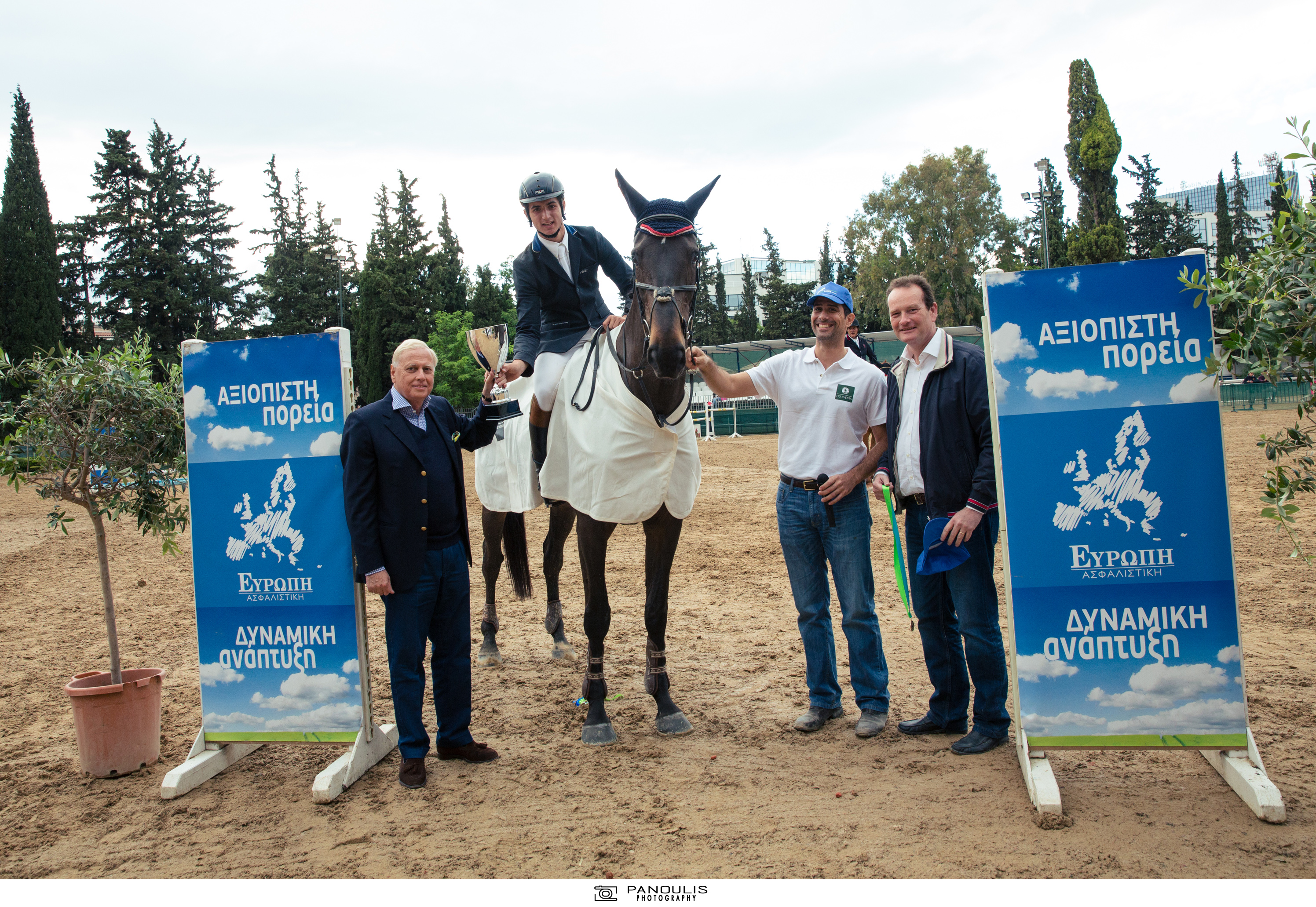 Ο Πρόεδρος της Ευρώπη Ασφαλιστική απονέμει το έπαθλο στον νικητή του Grand Prix κύριο Κωνσταντίνο Παπαθανασίου