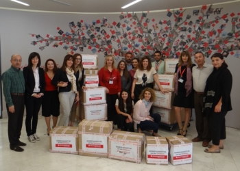 Εργαζόμενοι της INTERAMERICAN με είδη προσωπικής υγιεινής που συγκεντρώθηκαν για τους πρόσφυγες.