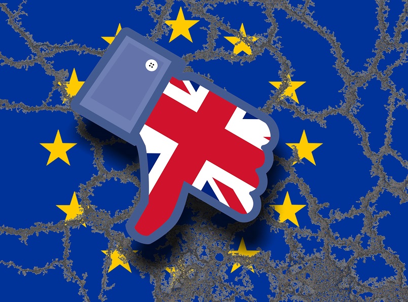 Symbolbild zum drohenden Brexit nach der von David Cameron angestrebten Volksabstimmung in Großbritannien zum Verbleib in der EU Europäische n Union: erodierende Flagge der EU und Facebook Dislike mit Daumen nach unten und Union Jack Symbol image to threat after the from David Cameron desired Referendum in UK to Remaining in the EU European n Union Eroding Flag the EU and Facebook dislike with Thumb after below and Union Jack