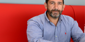 O Πρόεδρος του Συλλόγου Ασφαλιστών Ρεθύμνου, Κωνσταντίνος Ροδινός στα γραφεία της Interamerican στο Ρέθυμνο