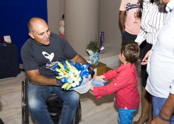 Με φίλους γιόρτασε τη νίκη του ο χρυσός Σεζάν Φερνάντες