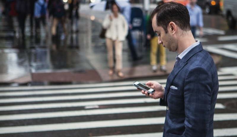 “Βαδίζω και παραμιλώ”. Τι προκαλεί ο συνδυασμός βάδισης και κινητού