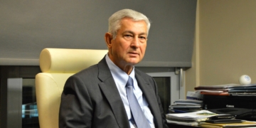Ο κ. Γεώργιος Κολτσίδας στο γραφείο του στην Καρδίτσα