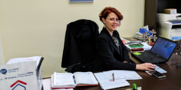 Η κ. Κατσαρού Πηνελόπη, στο γραφείο της στην Πάτρα