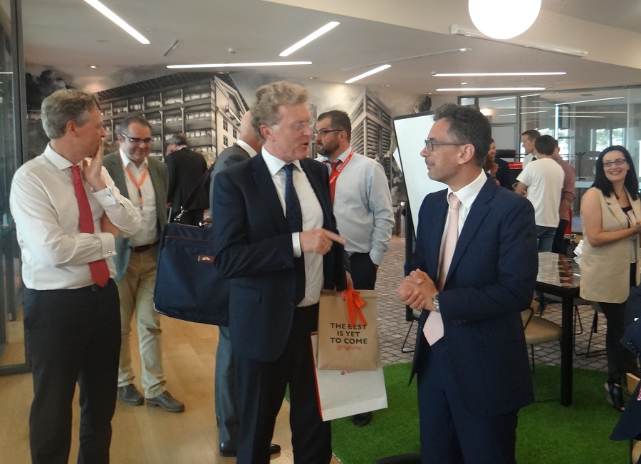 Από την παρουσίαση των ομάδων του Accelerator program στον Willem van Duin: στο στιγμιότυπο ο πρόεδρος Δ.Σ. της ACHMEA με τους Uco Vegter, επικεφαλής του Division International και πρόεδρο Δ.Σ. της INTERAMERICAN και Γιάννη Καντώρο, διευθύνοντα σύμβουλο της INTERAMERICAN.