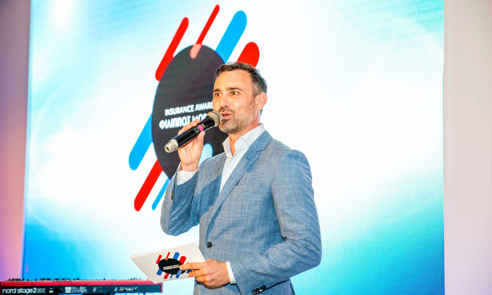 Ο Γιώργος Καπουτζίδης παρουσιαστής των Insurance Awards Φίλιππος Μωράκης