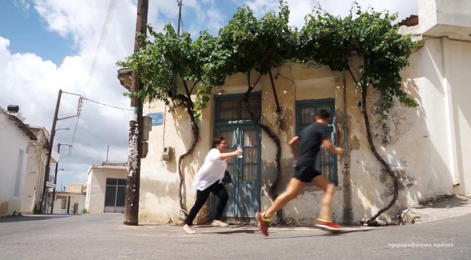 Video: Η ασφάλεια της Ελληνίδας μάνας