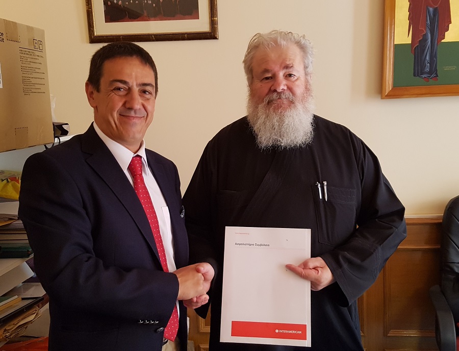 Ο Κυδωνίας και Αποκορώνου Σεβασμιώτατος Μητροπολίτης Δαμασκηνός με τον Στάθη Λουραντάκη, διευθυντή του διοικητικού Γραφείου Πωλήσεων της INTERAMERICAN στα Χανιά.