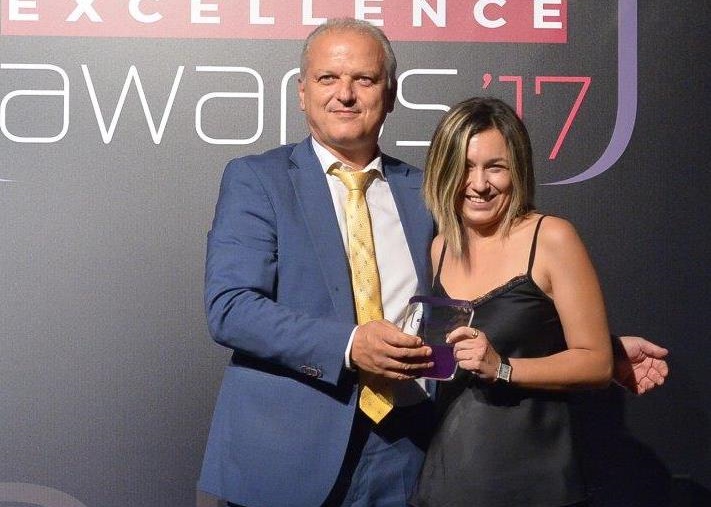 Ο Γιώργος Σπαντιδάκης, διευθυντής αποζημιώσεων γενικών ασφαλίσεων και η Ελένη Πικιού, προϊσταμένη αποζημιώσεων υλικών ζημιών αυτοκινήτου της INTERAMERICAN, με τη διάκριση των Mobile Excellence Awards.