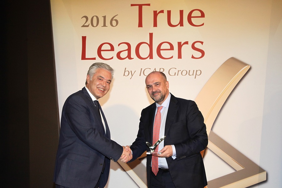 Στάθης Τσαούσης παραλαμβάνει το βραβείο «True Leader» από τον Μιχάλη Σιαμίδη