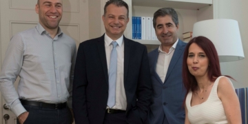 Ο Γιώργος Πλωμαρίτης, διευθυντής ομαδικών ασφαλίσεων & corporate business της INTERAMERICAN, με τα στελέχη του τομέα Κώστα Ντούτση (αριστερά) και Βαγγέλη Τσιμπλιάρη, Στέλλα Δήμου