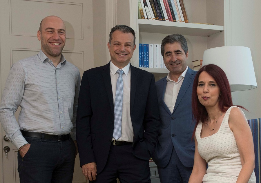 Ο Γιώργος Πλωμαρίτης, διευθυντής ομαδικών ασφαλίσεων & corporate business της INTERAMERICAN, με τα στελέχη του τομέα Κώστα Ντούτση (αριστερά) και Βαγγέλη Τσιμπλιάρη, Στέλλα Δήμου