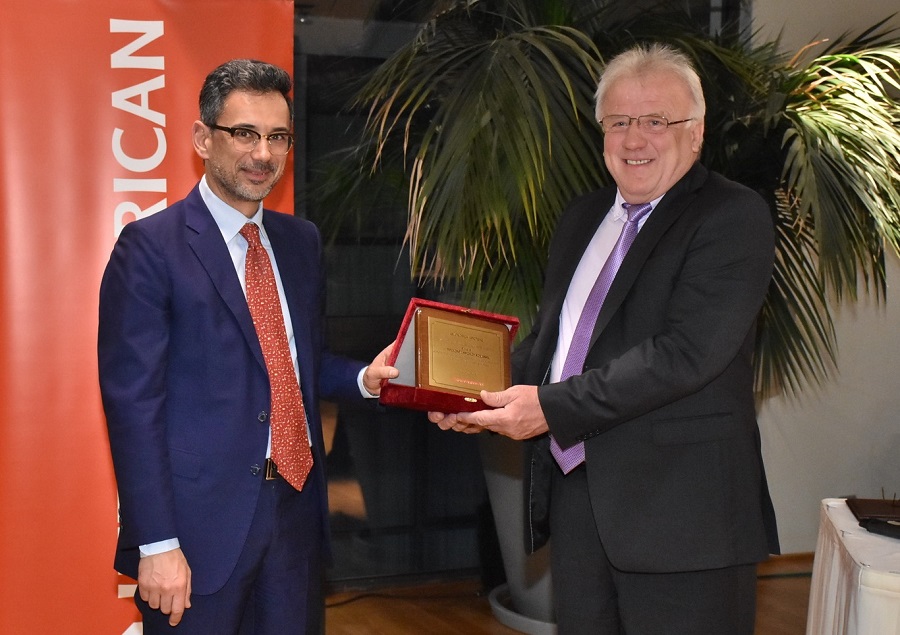 Ο Γιάννης Καντώρος, διευθύνων σύμβουλος INTERAMERICAN, απονέμει την τιμητική διάκριση στον Νίκο Πατσιούρα, πρόεδρο του Συνεταιρισμού Κροκοπαραγωγών Κοζάνης