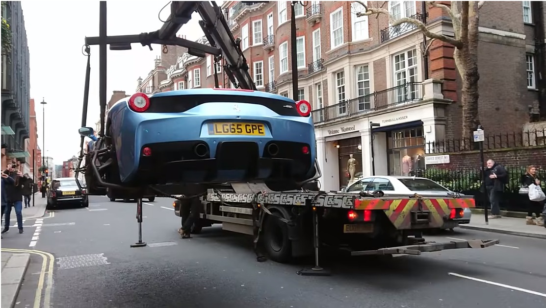 Video: Δείτε την κατάσχεση ανασφάλιστης Ferrari 458 Speciale Aperta