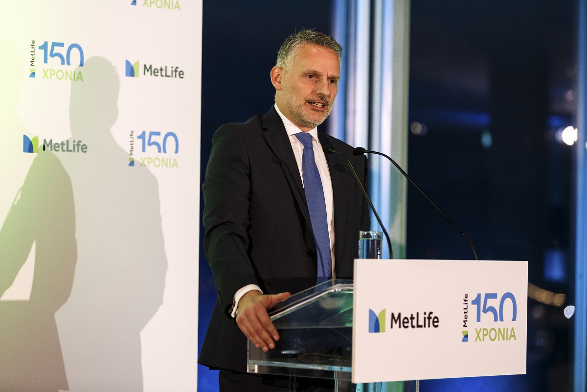 δημητρης Μαζαράκης στην ομιλία του με background metlife