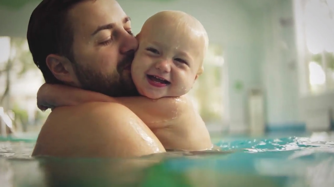 μπαμπάς με μωρό σε πισίνα, αγκαλιασμένοι και χαρούμενοι