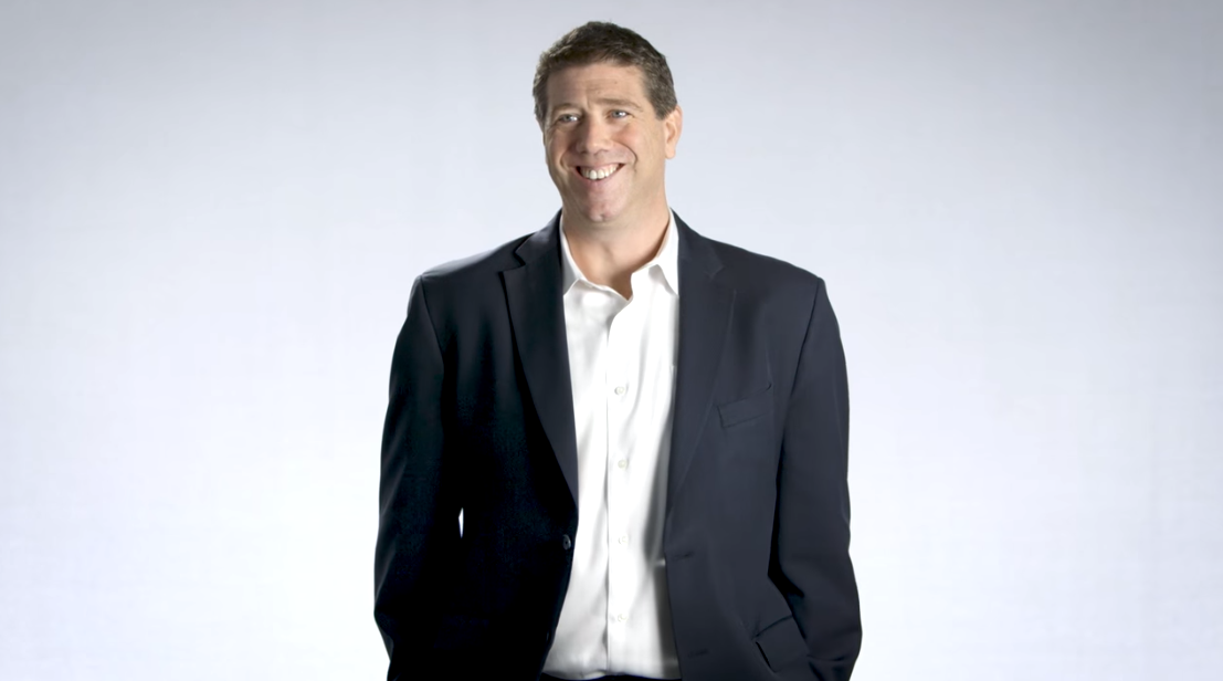 αντρας σε γκρι φόντο που γελάει αππ Video της metlife