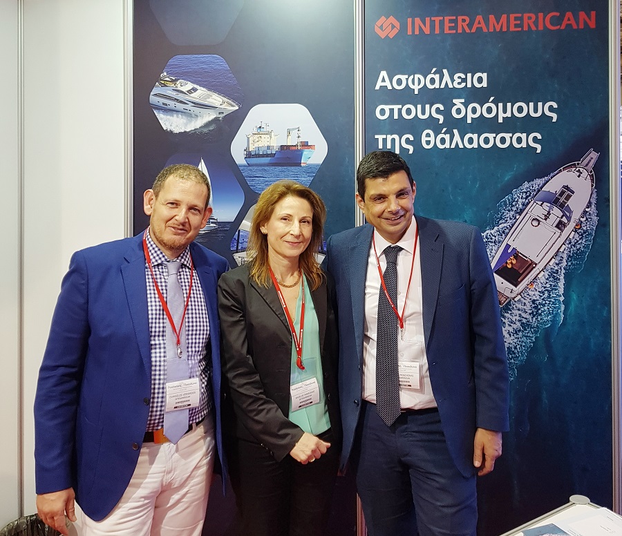 Βαγγέλης Βερνάρδος, Non Motor Business Line Manager, Αγγελική Μαραγκάκη, υποδιευθύντρια ασφάλισης πλοίων και σκαφών αναψυχής, μεταφορών και πληρωμάτων και Μάριος Μοσχονάς, διευθυντής δικτύου πωλήσεων συνεργαζομένων Πρακτόρων και Μεσιτών, στο περίπτερο της INTERAMERICAN στα «Ποσειδώνια»