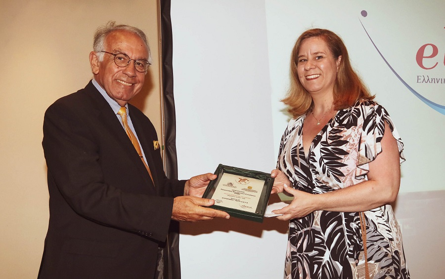 Η HR Manager Ιωάννα Ντανάκα, παραλαμβάνει το βραβείο από τον Πρόεδρο του EBEN GR Αντώνη Γκορτζή