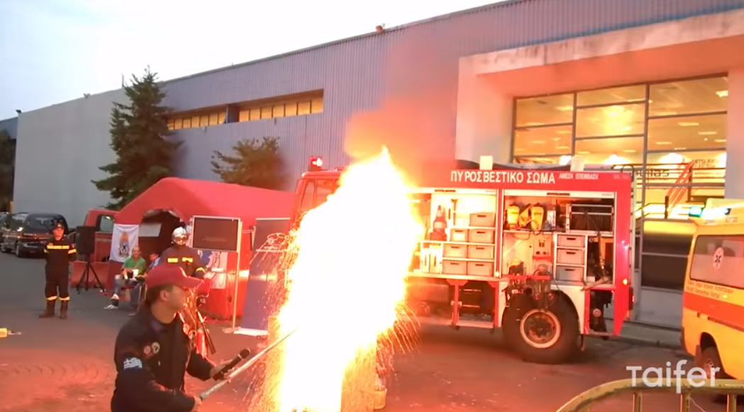 Video: Πώς λαμπαδιάζει σε 7 λεπτά ένα σπίτι – Επίδειξη Πυροσβεστικής