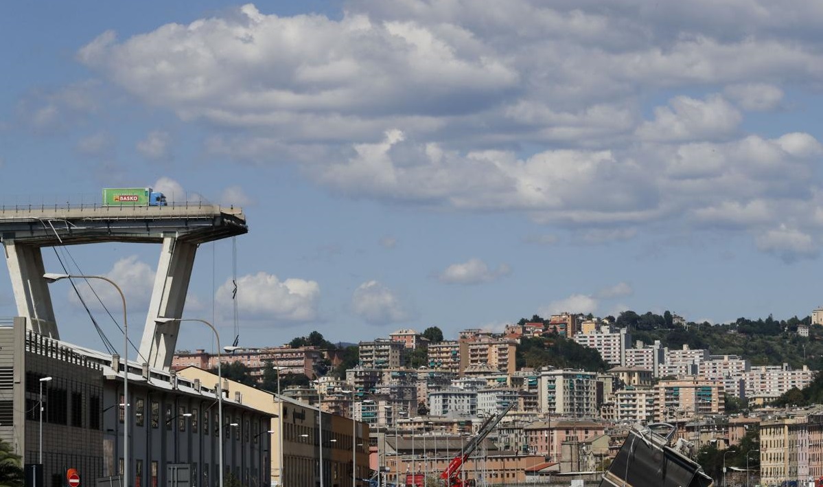 Ποιος έχει ασφαλίσει την οδογέφυρα που κατέρρευσε στη Γένοβα