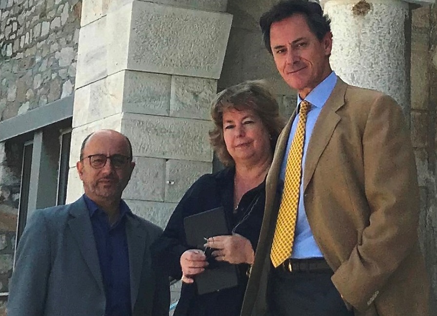 Η Natasha Clive-Βρέκοσι, πρόεδρος του οργανισμού «Αντιμετώπιση Παιδικού Τραύματος», με τους Γιάννη Ρούντο, διευθυντή εταιρικών σχέσεων και υπευθυνότητας της INTERAMERICAN και Αντώνη Γερονικολάου, διευθύνοντα σύμβουλο της κλινικής ΑΘΗΝΑΪΚΗ MEDICLINIC, σε πρόσφατη επίσκεψή τους σε νοσοκομείο παίδων