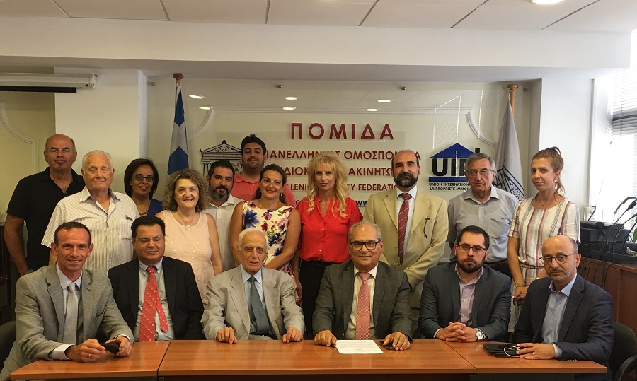 Τα μέλη του Δ.Σ. της ΠΟΜΙΔΑ με επικεφαλής τον πρόεδρο της Ομοσπονδίας Στράτο Παραδιά, με τον συνεργάτη Νίκο Κεχαγιάογλου του μεσιτικού γραφείου ασφαλίσεων Κ-2, που είναι υπεύθυνο για την ανάπτυξη του προγράμματος και τους Γιάννη Ρούντο, διευθυντή εταιρικών σχέσεων και υπευθυνότητας του ομίλου INTERAMERICAN και Αντώνη Τσακνάκη, Σάντυ Μανουσάκη εκ μέρους της Anytime